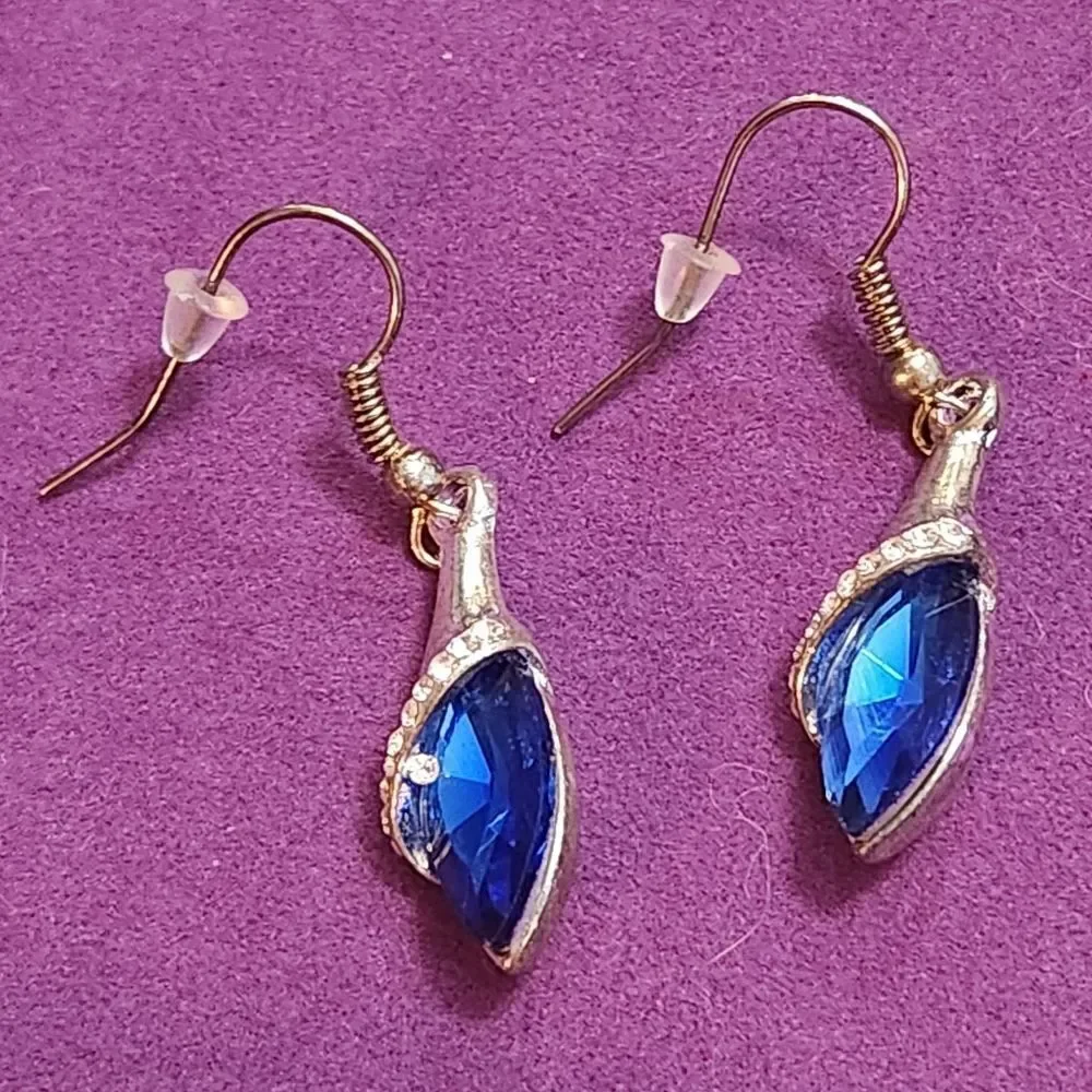 🔹️Blue Crystal Dangling Earrings - Picture 3 of 10